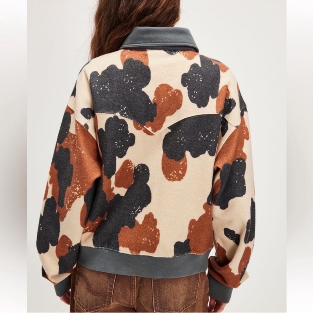 🍀 FREE PEOPLE Cabin Cardi Cozy Zip Up Fleece Bomber Jacket Happy Cow Print Med - Picture 3 of 8